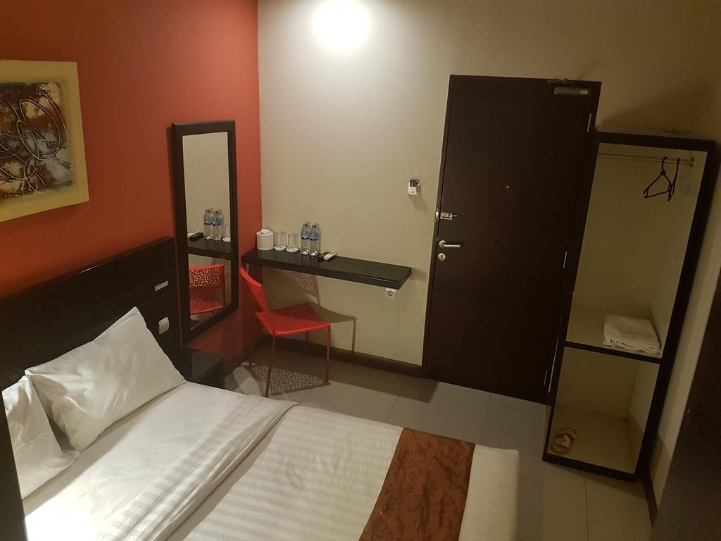 Budget Hotel Ambon Esterno foto