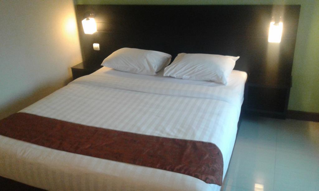 Budget Hotel Ambon Esterno foto